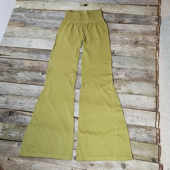 FP Movement Good Karma Flare Leggings Dusty Military M/L FP082 NWOT - Picture 3 of 7